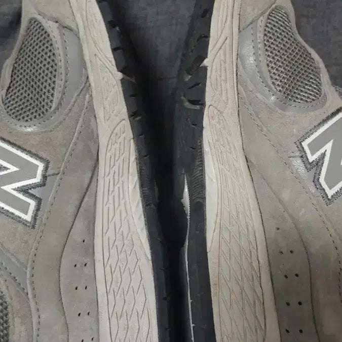 [BUNJANG] New Balance 2002R Sneakers 250 / 뉴발란스2002r 운동화 250