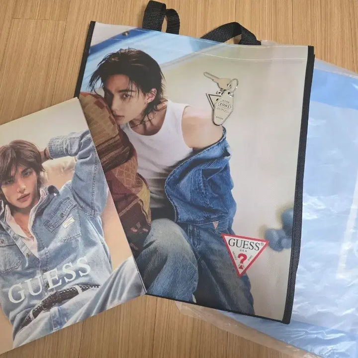 [BUNJANG] 현진 게스 GUESS 팝업 룩북 키링 등 / 현진 게스 GUESS 팝업 룩북 키링 등