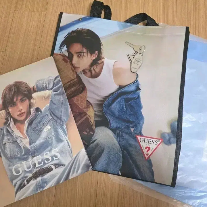 [BUNJANG] 현진 게스 GUESS 팝업 룩북 키링 등 / 현진 게스 GUESS 팝업 룩북 키링 등
