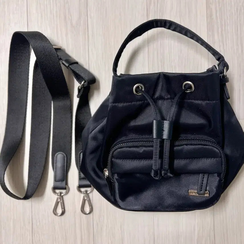 [BUNJANG] Kangol Day Retrocore Bucket Bag Crossbody Black / 캉골 데이 레트로코어 버켓백 버킷백 크로스백 블랙