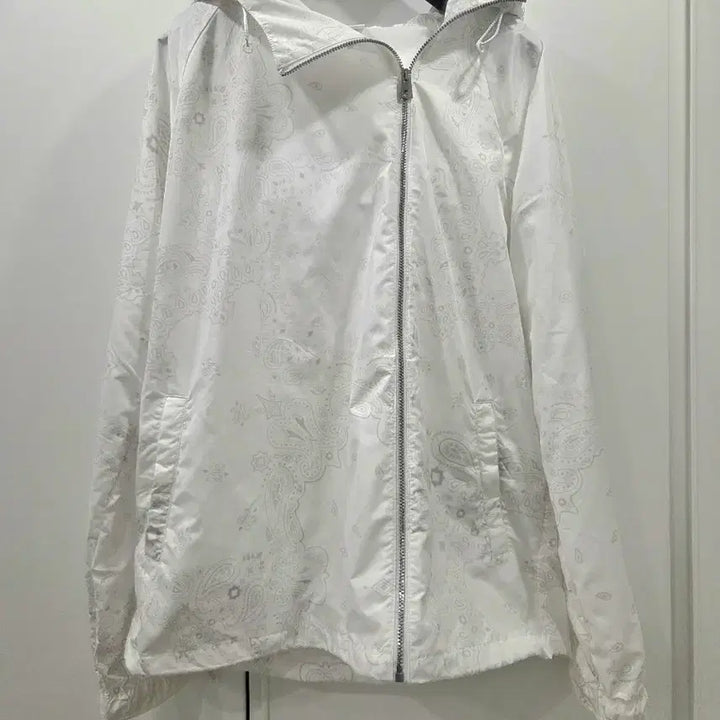 [BUNJANG] White Pattern Hooded Windbreaker Jumper - Size M / 자주 바람막이 점퍼