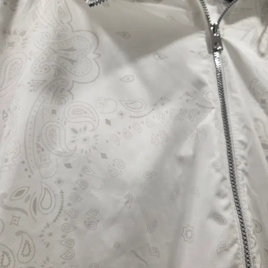 [BUNJANG] White Pattern Hooded Windbreaker Jumper - Size M / 자주 바람막이 점퍼