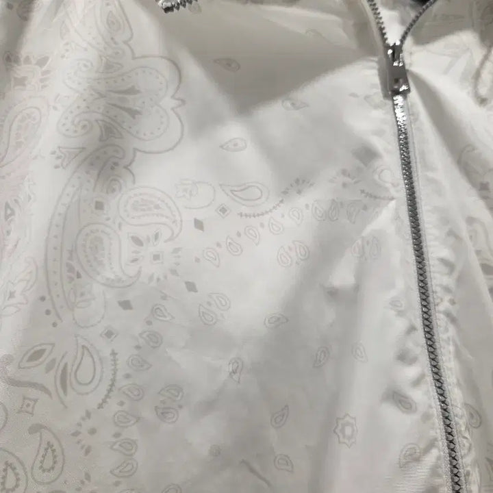 [BUNJANG] White Pattern Hooded Windbreaker Jumper - Size M / 자주 바람막이 점퍼