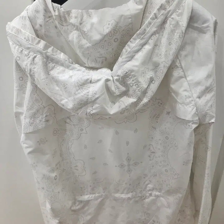 [BUNJANG] White Pattern Hooded Windbreaker Jumper - Size M / 자주 바람막이 점퍼