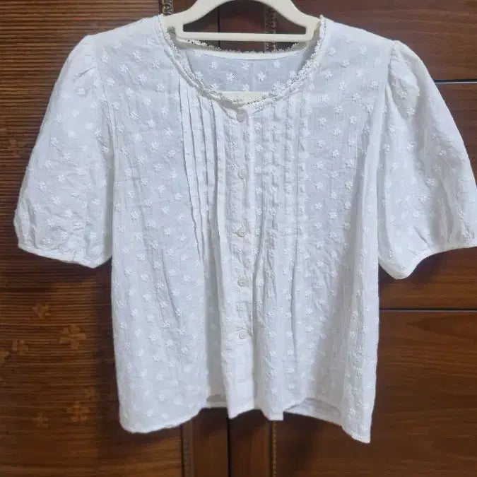 [BUNJANG] White Embroidered Blouse / 화이트 자수 블라우스