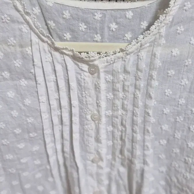[BUNJANG] White Embroidered Blouse / 화이트 자수 블라우스
