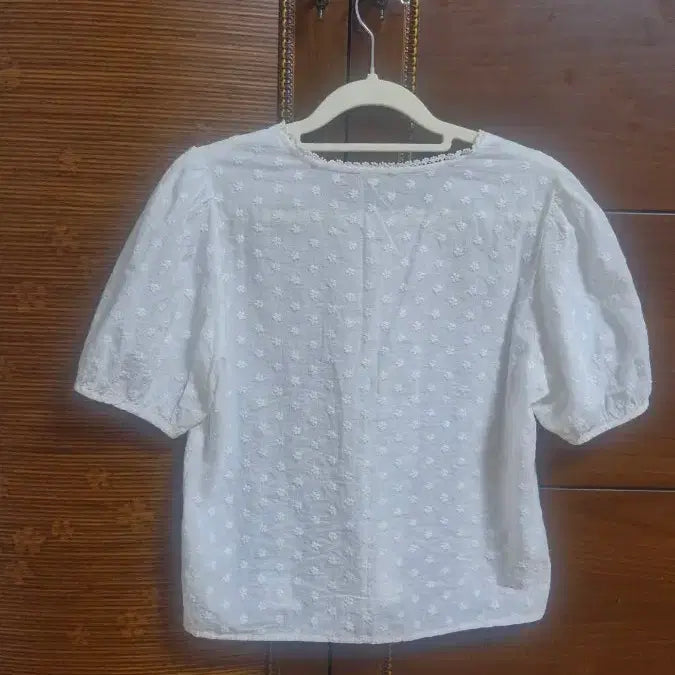 [BUNJANG] White Embroidered Blouse / 화이트 자수 블라우스