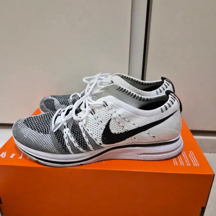 [BUNJANG] Nike Flyknit Trainer White/Black Sneakers / [265] 나이키 플라이니트 트레이너 흰검
