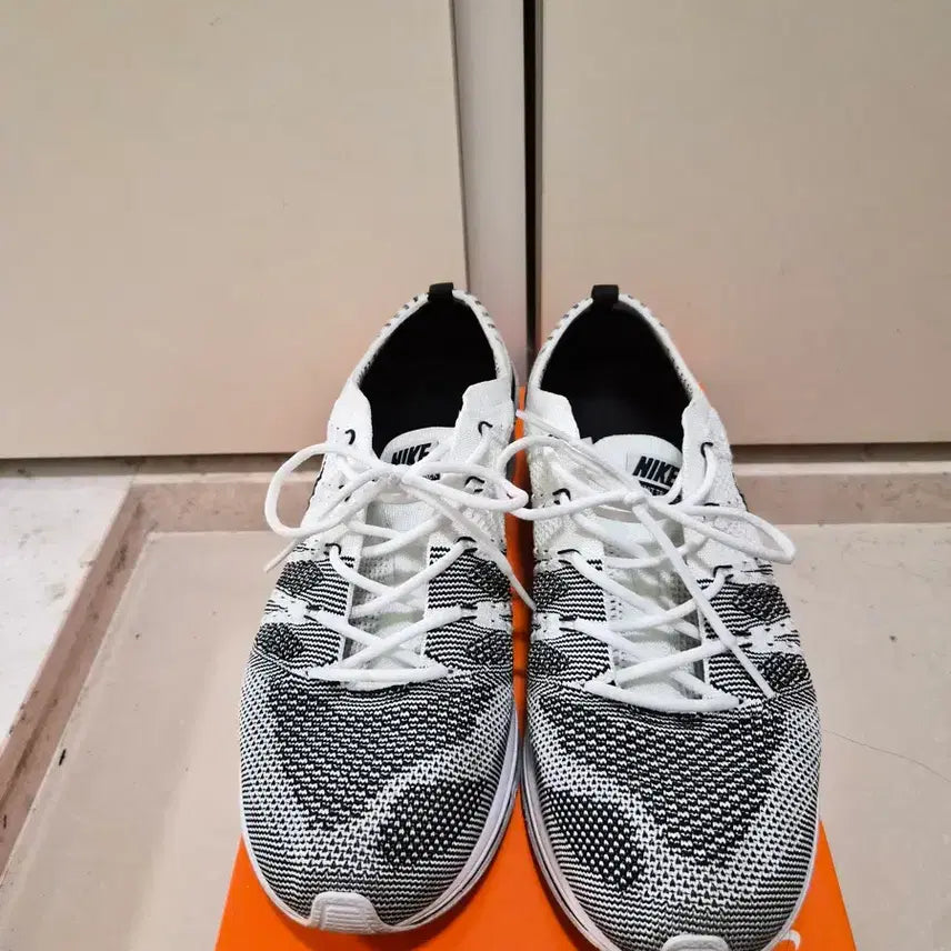 [BUNJANG] Nike Flyknit Trainer White/Black Sneakers / [265] 나이키 플라이니트 트레이너 흰검