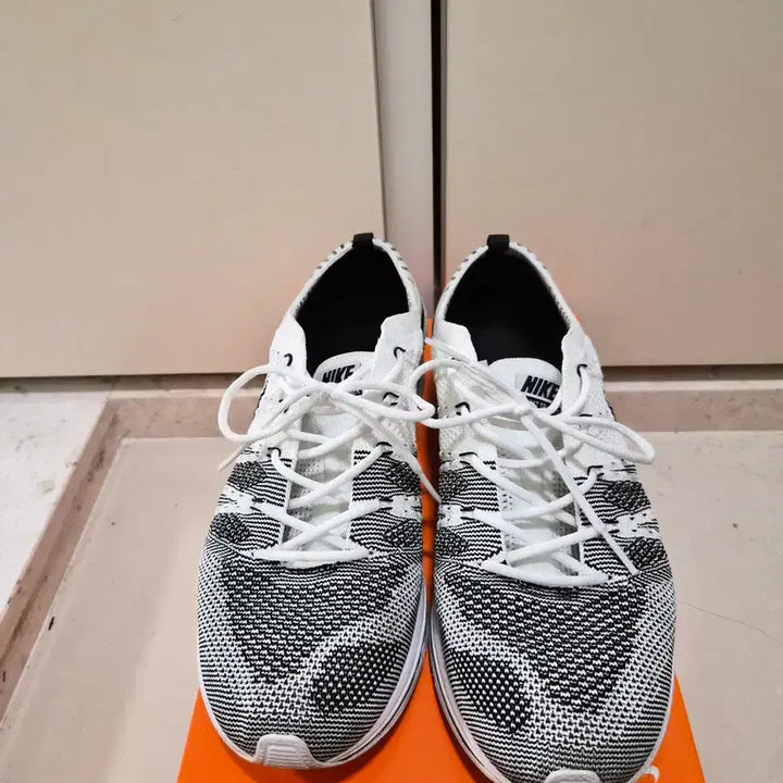 [BUNJANG] Nike Flyknit Trainer White/Black Sneakers / [265] 나이키 플라이니트 트레이너 흰검