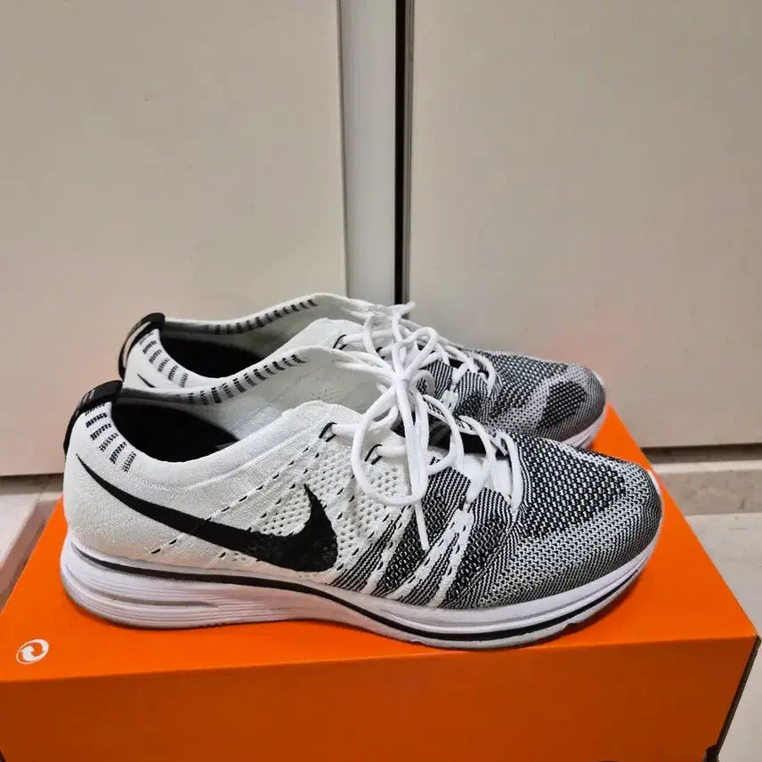 [BUNJANG] Nike Flyknit Trainer White/Black Sneakers / [265] 나이키 플라이니트 트레이너 흰검
