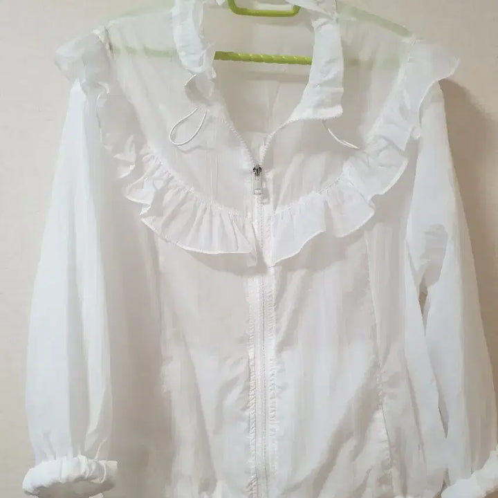 [BUNJANG] White Frill Windbreaker Jumper / 화이트프릴바람막이점퍼