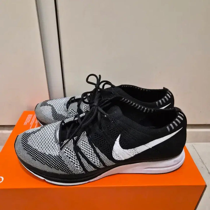 [BUNJANG] Nike Flyknit Trainer Black/White / [265] 나이키 플라이니트 트레이너 검흰