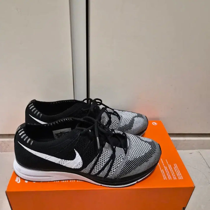 [BUNJANG] Nike Flyknit Trainer Black/White / [265] 나이키 플라이니트 트레이너 검흰
