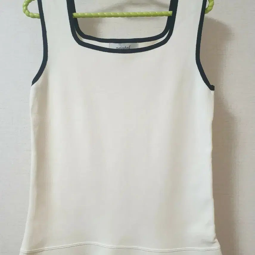 [BUNJANG] Square Neck Sleeveless Top with Black Trim / 스퀘어네크라인탑