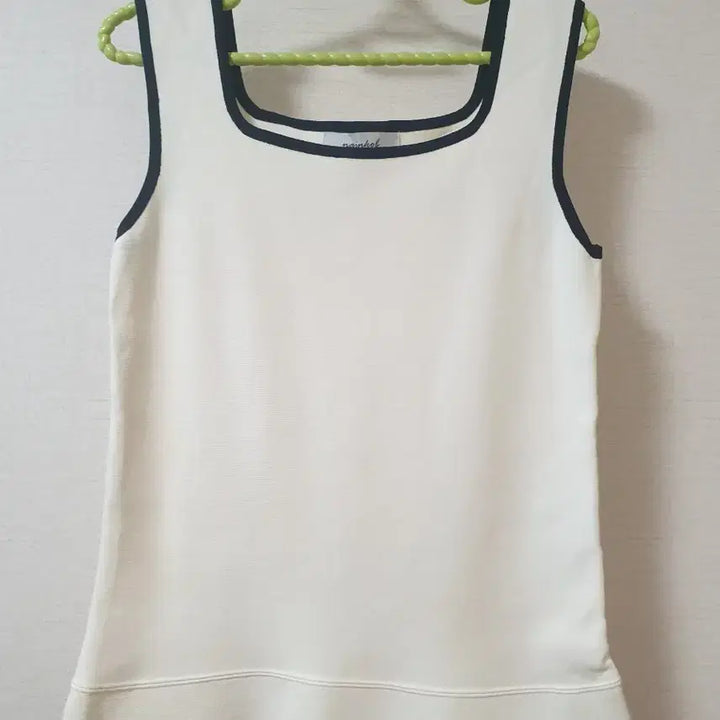 [BUNJANG] Square Neck Sleeveless Top with Black Trim / 스퀘어네크라인탑