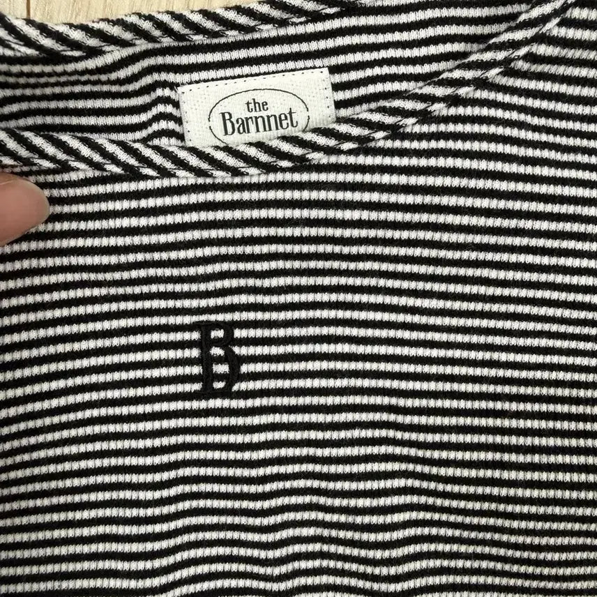 [BUNJANG] TheBarnet Letters Hem T-Shirt / 더바넷 레터스 햄 티셔츠