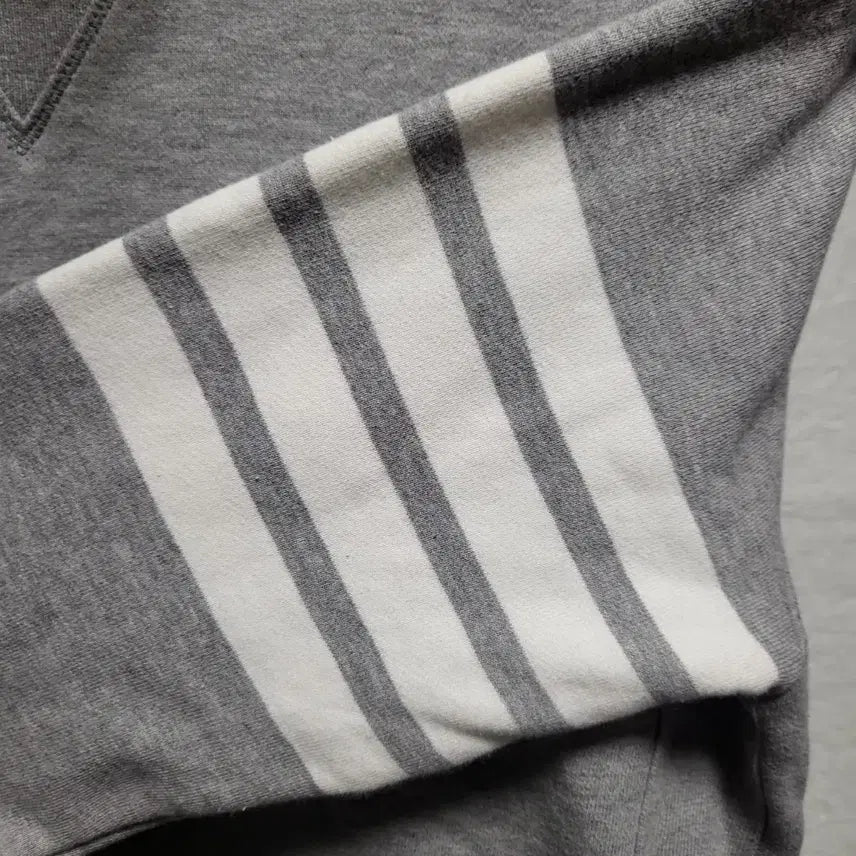[BUNJANG] Thom Browne Striped Arm Patch Sweatshirt Size 2 / [정품] 2 / 톰브라운 사선완장 맨투맨