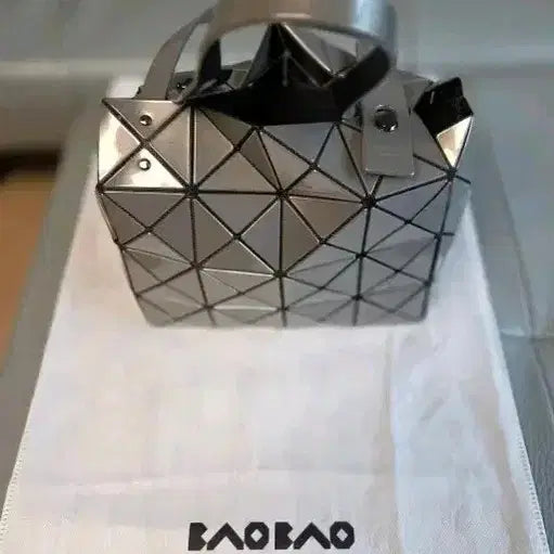 [BUNJANG] Bao Bao Carat Medium/Large Handbag / 정품 바오바오 캐럿 미디엄(라지) / 국내 백화점 정품/최종가격인하