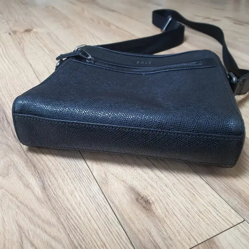 [BUNJANG] Daks Black Leather Crossbody Bag / 닥스 남성불랙 가죽 크로스백
