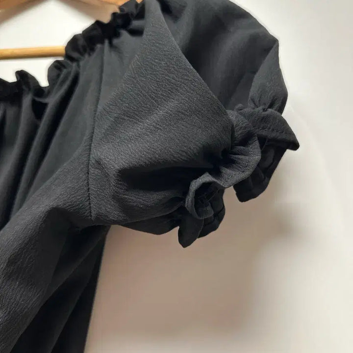 [BUNJANG] From Beginning Ruffled Sleeve Off-Shoulder Blouse / 프롬비기닝 프릴 소매 오프숄더 블라우스