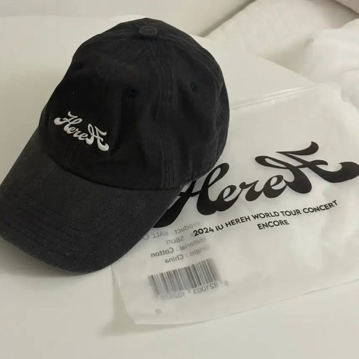 [BUNJANG] IU 2024 Here Concert Hat + 2 Cushions Bundle Set / 일괄가격)아이유 2024 헐콘 모자 + 방석 2개