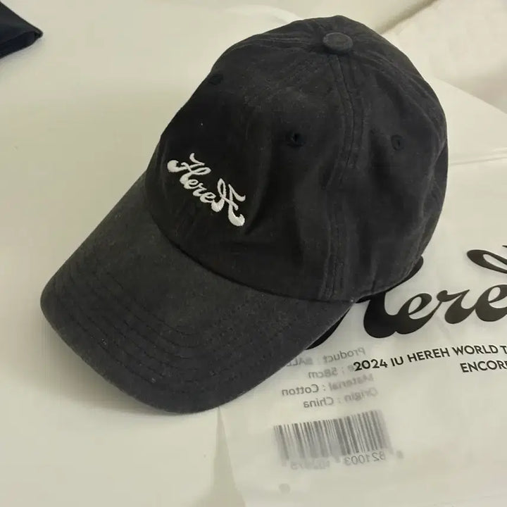 [BUNJANG] IU 2024 Here Concert Hat + 2 Cushions Bundle Set / 일괄가격)아이유 2024 헐콘 모자 + 방석 2개