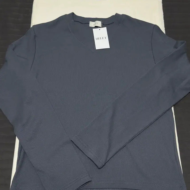 [BUNJANG] Hellet Ribbed Slim V-Neck Long Sleeve L / 헬렛 / 리브드 슬림 크롭 브이넥 롱슬리브 / L