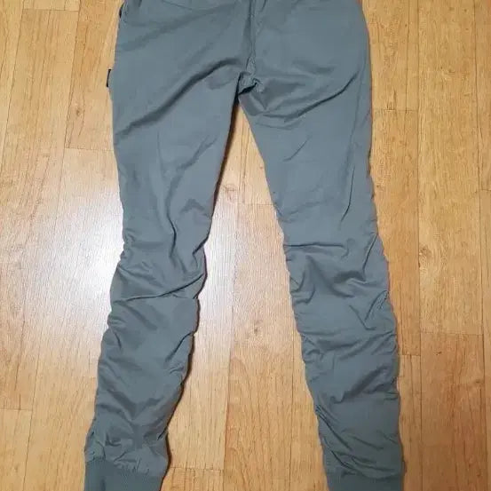 [SOLD OUT] 정품 새옷수준)내셔널지오그래픽 카키색 유틸리티 카고 얇고시원한 스판바지