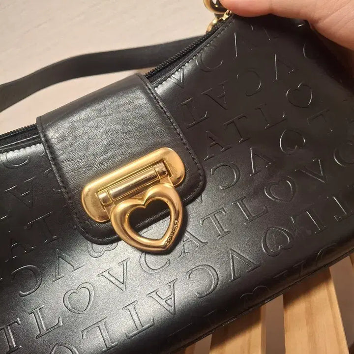 [BUNJANG] Lovecat Black Embossed Shoulder Bag / 러브캣 블랙 엠보 숄더백