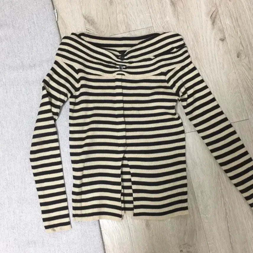 [SOLD OUT] 스트라이프 오프숄더