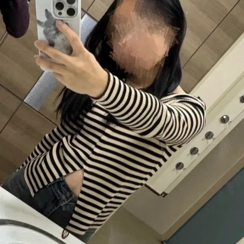 [SOLD OUT] 스트라이프 오프숄더