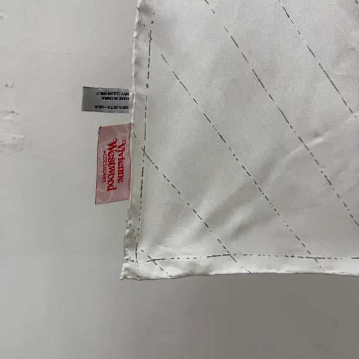 [BUNJANG] Vivienne Westwood Silk Graffiti Orb Pattern Scarf / 비비안웨스트우드 실크 스카프 그래피티 오브 패턴 JS47