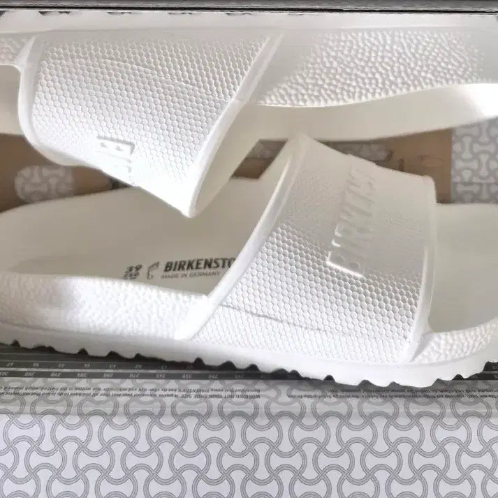 [BUNJANG] Birkenstock White Slippers / 버켄스탁 슬리퍼