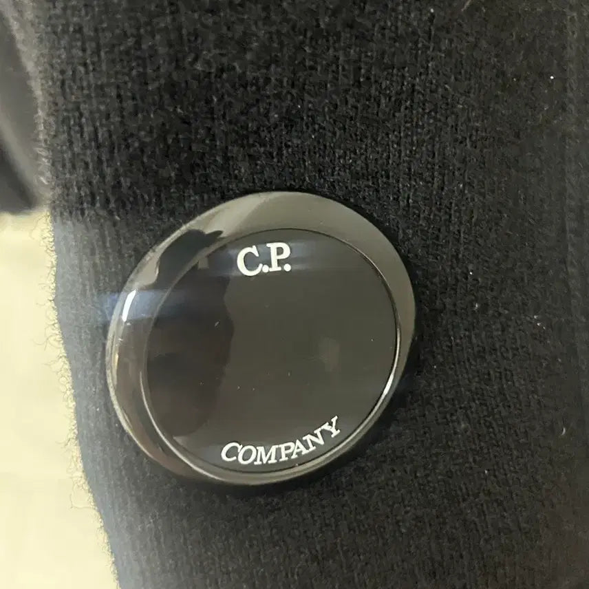 [SOLD OUT] C.P. 컴퍼니 블랙 니트 집업 가디건