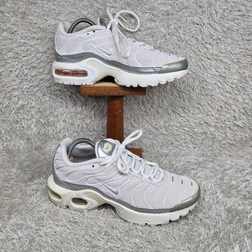 [BUNJANG] Nike Air Max Plus Metallic Silver Sneakers / 프리유즈 230 나이키 에어맥스 플러스 메탈릭실버 스니커즈