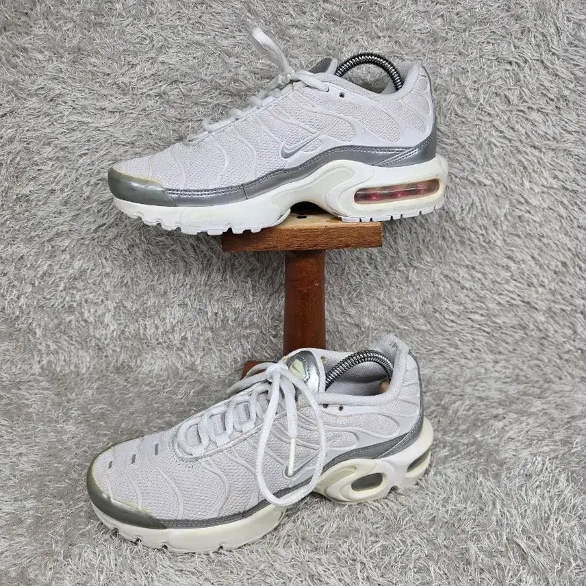 [BUNJANG] Nike Air Max Plus Metallic Silver Sneakers / 프리유즈 230 나이키 에어맥스 플러스 메탈릭실버 스니커즈