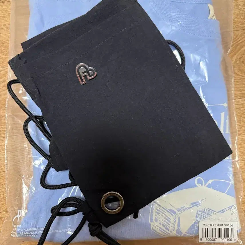 [BUNJANG] PLAVE Signature Gym Bag + W4L Light Blue T-shirt (M) Bundle Set / 플레이브 시그 짐색(1기 뱃지)+W4L 라이트블루(M) 일괄 양도