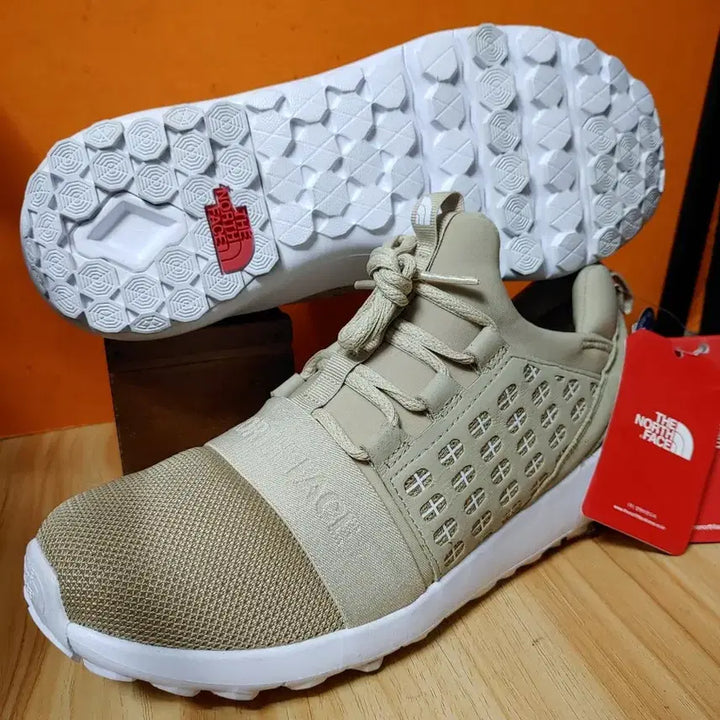 [SOLD OUT] (새상품)노스페이스 트레킹 워킹화(표기245 추천사이즈240)