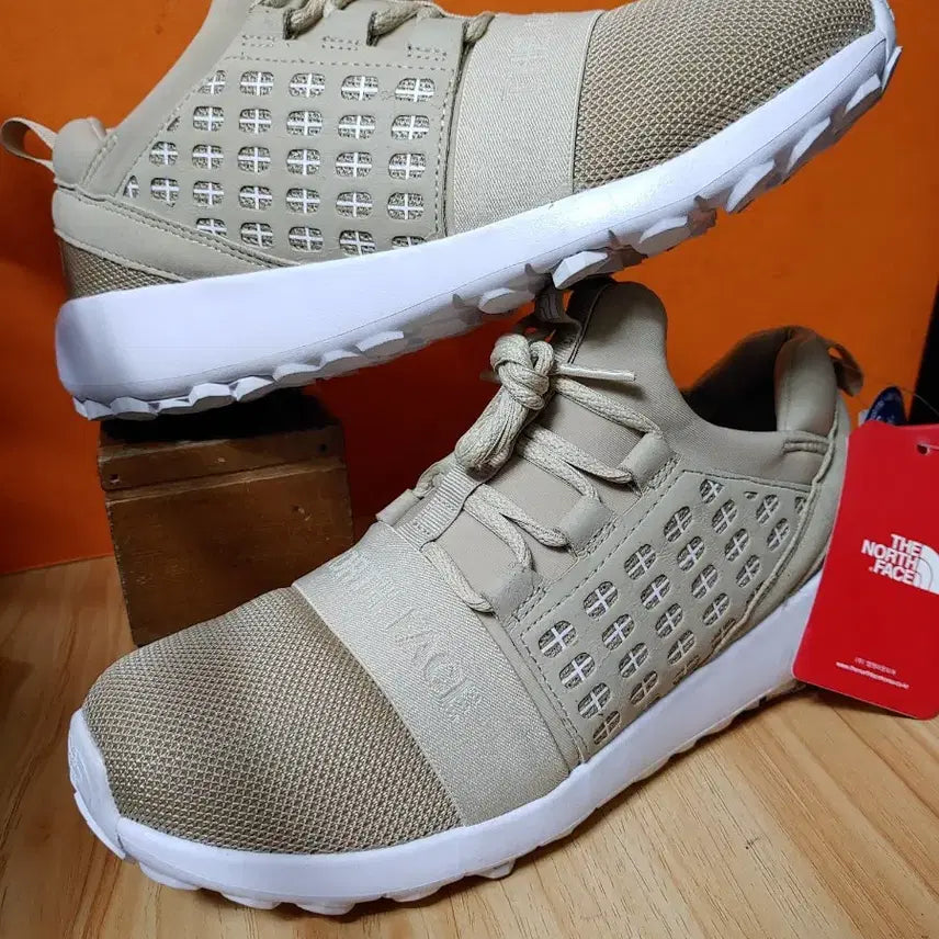 [SOLD OUT] (새상품)노스페이스 트레킹 워킹화(표기245 추천사이즈240)