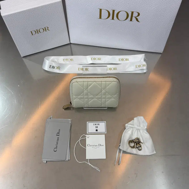 [BUNJANG] Dior Lady Dior Voyager Heart Zip Coin Wallet / [리오브] 디올 레이디 디올 하트 보야저 지퍼 코인 중지갑