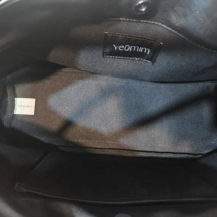 [BUNJANG] Yeomim Belted Boat Bag - Black / 여밈 벨티드 보트 백 블랙