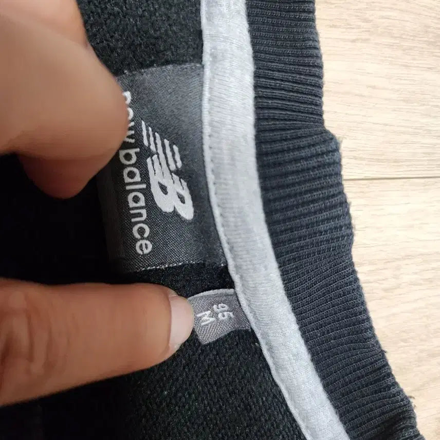 [BUNJANG] New Balance Black Logo Sweatshirt / 뉴발란스 검정색 로고 맨투맨 티셔츠