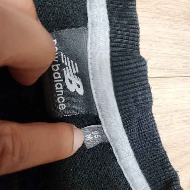[BUNJANG] New Balance Black Logo Sweatshirt / 뉴발란스 검정색 로고 맨투맨 티셔츠
