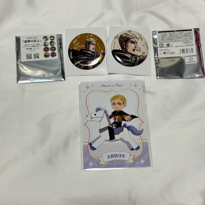 [BUNJANG] Attack on Titan Erwin Goods Set (Badge, Card) / [신상] 진격의거인 엘빈 굿즈 세트 (뱃지 카드)
