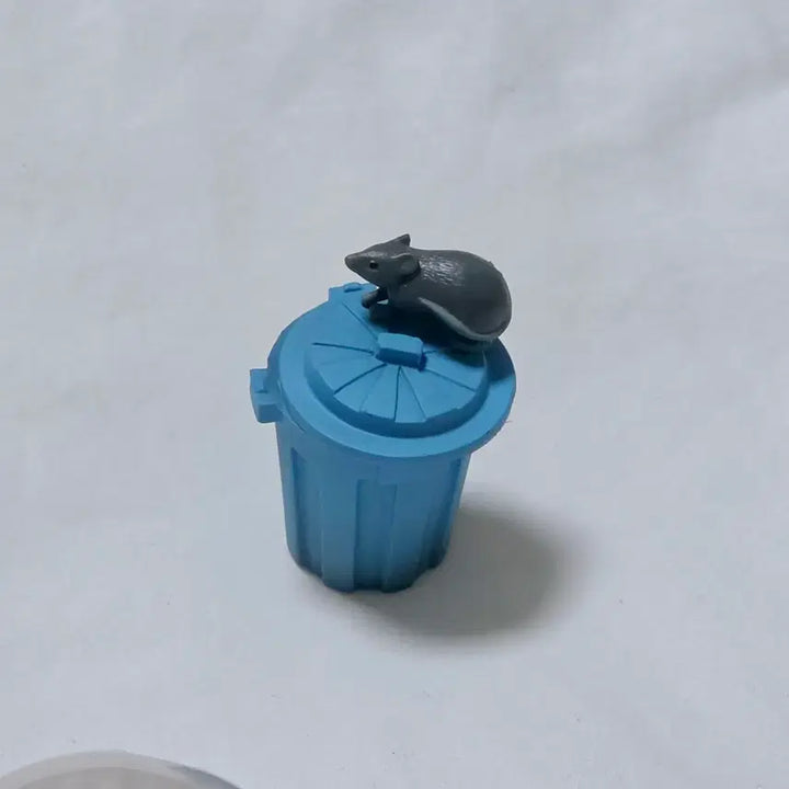 [BUNJANG] Miniature Blue Trash Can with Rat Gacha / 미니어쳐 파란 쓰레기통 쥐 가챠 특이한
