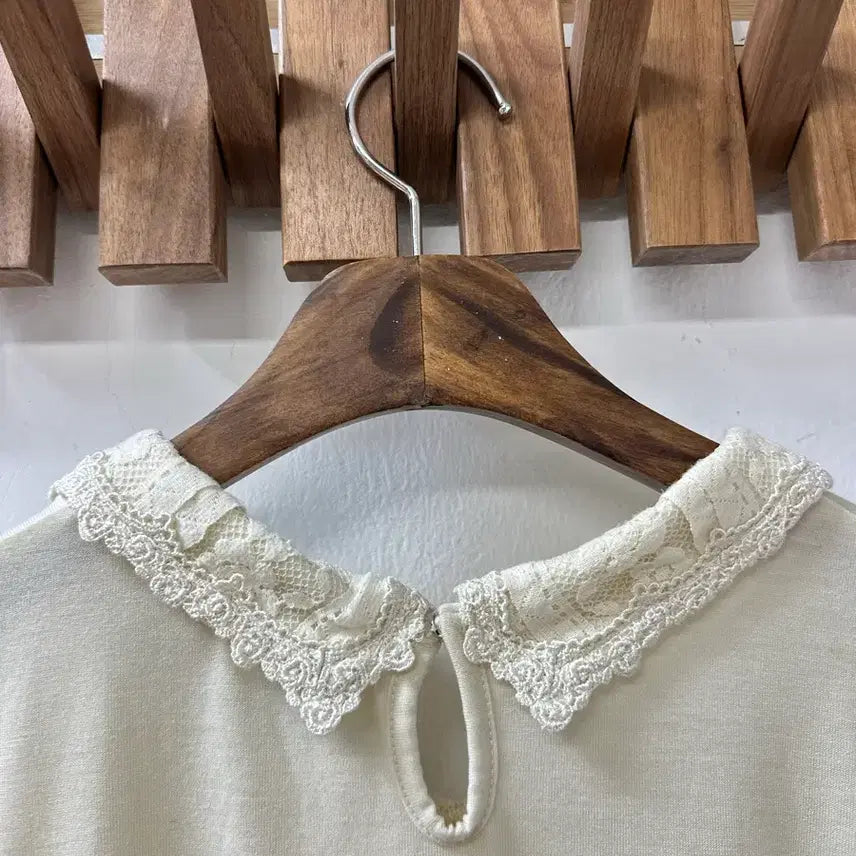 [BUNJANG] Axes Femme Ivory Lace Frill Collar Blouse / 엑시즈팜 Axes Femme 아이보리 레이스 프릴 카라 블라우스