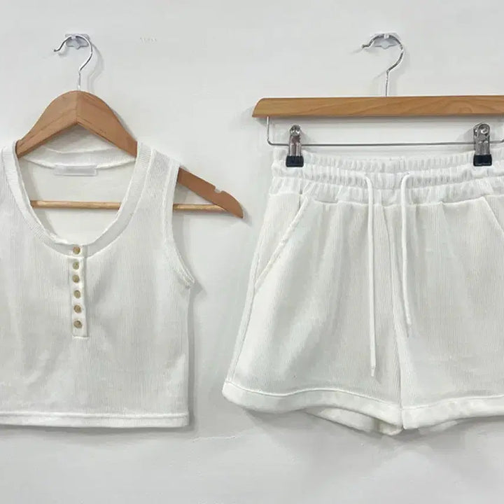 [BUNJANG] Summer Ribbed Button Tank Top and Shorts Two-Piece Set / 여름 골지 단추 나시 민소매 반바지 트레이닝복 투피스 세트 에이블리