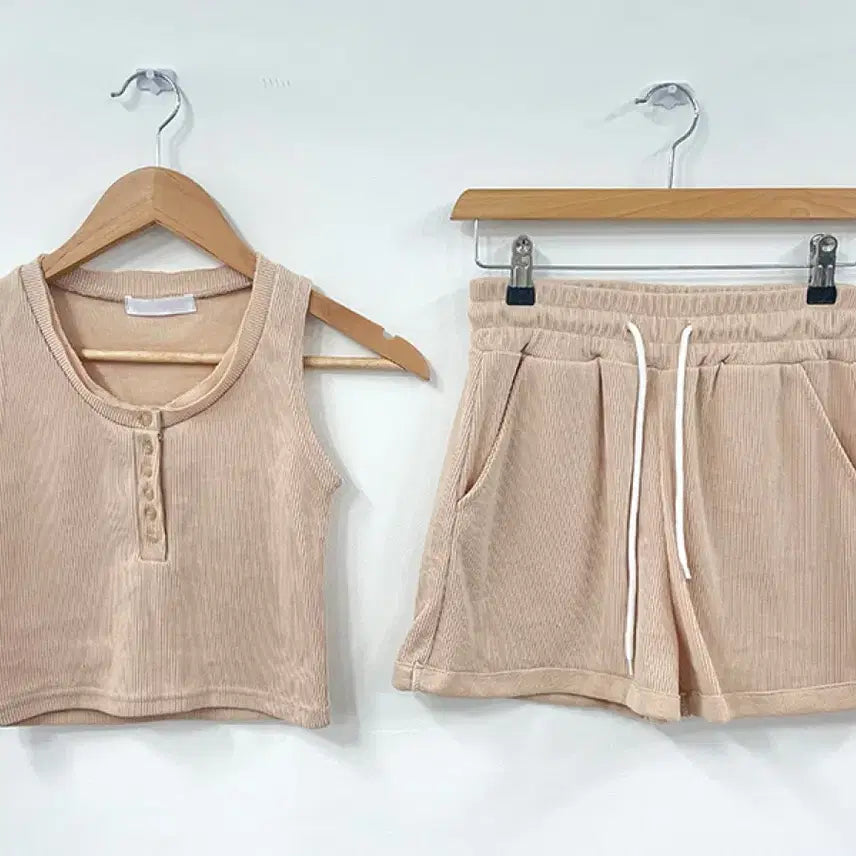 [BUNJANG] Summer Ribbed Button Tank Top and Shorts Two-Piece Set / 여름 골지 단추 나시 민소매 반바지 트레이닝복 투피스 세트 에이블리
