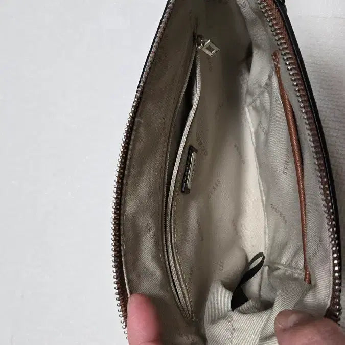 [SOLD OUT] GUESS 게스 가죽 가방 브라운 정가19만